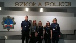 asp. sztab. Alicja Fidler i sierż. sztab. Damian Pachuc z reprezentacją liceum mundurowego CKZiU w Złotowie na tle napisu Szkoła Policji w Pile