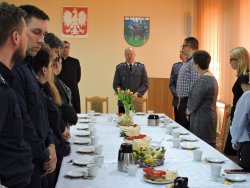 Komendant Powiatowy Policji w Złotowie mł.insp. Robert Chwedczyk składa wielkanocne życzenia policjantkom, policjantom i pracownikom cywilnym komendy. Szef złotowskich policjantów w umundurowaniu galowym.