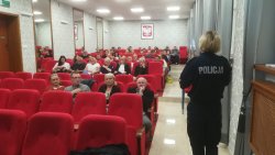 Aspirant Sztabowy Alicja Fidler policjantka w umundurowaniu służbowym skierowana w stronę słuchaczy omawia symptomy mogące świadczyć o demoralizacji ucznia.