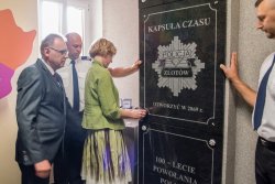 Policjanci i Zastępca Burmistrza Gminy i Miasta Jastrowie umieszczają tablice pamiątkową z napisem kapsuła czasu Komenda Powiatowa Policji w Złotowie