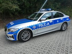 Oznakowany radiowóz policyjny marki BMW