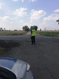 Policjant ruchu drogowego zatrzymuje pojazd do kontroli przy użyciu tarczy do zatrzymywania pojazdów