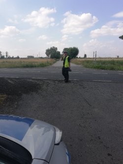 Policjant ruchu drogowego zatrzymuje pojazd do kontroli przy użyciu tarczy do zatrzymywania pojazdów