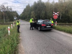 RADIOWÓZ, PRZEJAZD KOLEJOWY, ZNAK DROGOWY, POLICJANT, DWAJ FUNKCJONARIUSZE SOK