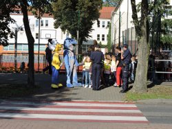 uczniowie uczą się praktycznego pokonywania przejścia dla pieszych w Złotowie