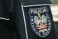 Zdjęcie ramienia dzielnicowego ubranego w kurtkę służbową na której widać naszywkę z napisem Komenda Powiatowa Policji Wydział Prewencji