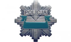 Odznaka Policyjna na niej napis Policja w miejsce gdzie znajduje się numer identyfikacyjny jest puste