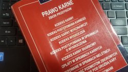 Kodeks Karny leży na klawiaturze komputera