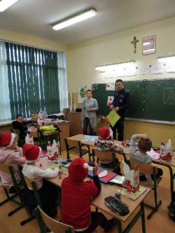 Komendant Komisariatu Policji w Jastrowiu wręcza najmłodszym odblaski