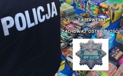 Zdjęcie policjanta w umundurowaniu służbowym widoczny napis policja na tle fajerwerków z boku napis Fajerwerki Zachowaj Ostrożność