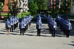 Policjanci i policjantki wyróżnieni i awansowani na wyższe stopnie policyjne stoją na placu komendy