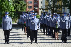 policjantki i policjanci po otrzymaniu awansów i wyróżnień przysłuchują się odczytywanemu przez lektora listowi Komendanta Wojewódzkiego Policji w Poznaniu