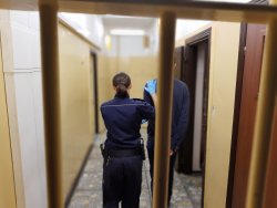 Policjantka prowadzi do pokoju dla osób zatrzymanych 24-lataka