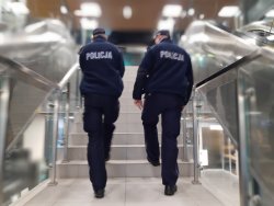 Policjanci wchodzą do galerii schodami po prawej i lewej stronie znajdują się ruchome schody