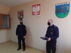 Zdjęcie Pana Komendanta Powiatowego Policji w Złotowie insp. Roberta Chwedczyka, który dziękuje za współpracę dotychczasowemu Pierwszemu Zastępcy 
Komendanta Powiatowego Policji w Złotowie