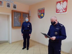 Pan Komendant Powiatowy Policji w Złotowie insp. Robert Chwedczyk odczytuje rozkaz personalny Komendanta Wojewódzkiego Policji w Poznaniu nadinsp. Piotra Mąki o powierzeniu obowiązków na stanowisku Pierwszego Zastępcy Komendanta Powiatowego Policji w Złotowie kom. Łukaszowi Zajączkowskiemu