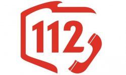 Infografika numeru alarmowego 112 wpisanego w granice administracyjne Polski z słuchawką telefoniczną. Kolor infografiki czerwony