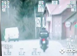 Zdjęcie przedstawia motocyklistę jadącego drogą krajową nr 11 i wykonanym pomiarem prędkości 152 km/h