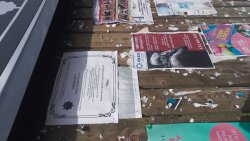 Na zdjęciach widać klepsydrę z apelem Policji do seniorów rozwieszoną na tablicach informacyjnych.