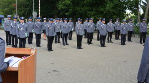 na zdjęciu widać awansowanyuch i wyróżnionych policjantów w trakcie uroczystej zbiórki