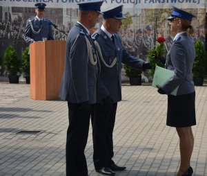 podziękowania dla Komendanta Powiatowego Policji w Złotwie w imieniu nominowanych funkcjonariuszy policji składa policjantka Wydziału Kryminalnego KPP Złotów