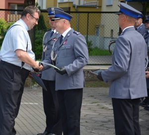 podziękowania dla ks. Grzegorza Fabiszaka składa Komendant  Powiatowy Policji w Złotowie