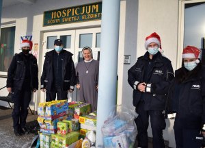 Policjanci przed Hospicjum