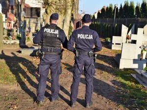 Policjanci z Wydziału Prewencji na cmentarzu