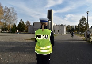 Policjantka z Wydziału Ruchu Drogowego na cmentarzu