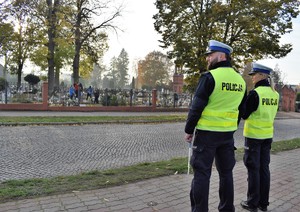 Policjanci z Wydziału Ruchu Drogowego przy cmentarzu