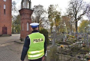 Policjant na cmentarzu