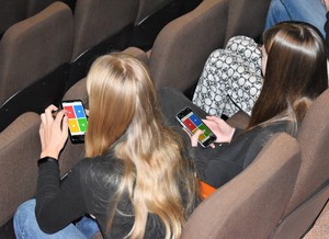 uczestniczki konkursu trzymające smartfon na którym wyświetlają się odpowiedzi