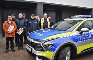 Zdjęcie grupowe przy radiowozie Kia Sportage