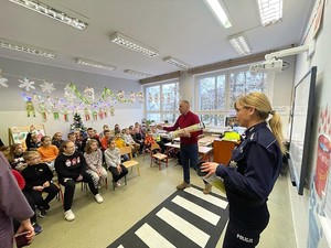 Policjantka prowadzi pogadankę w klasie