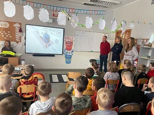 Uczniowie oglądają film edukacyjny