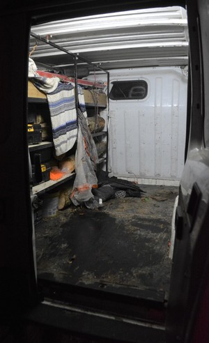 Przestrzeń ładunkowa busa którym przewożono skradzioną ropę