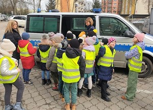 Dzieci oglądają policyjny sprzęt