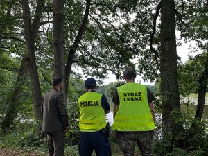 Wspólny patrol na terenach leśnych