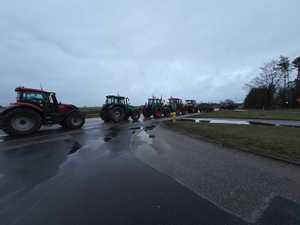 Kolumna pojazdów rolniczych stojąca na drodze krajowej