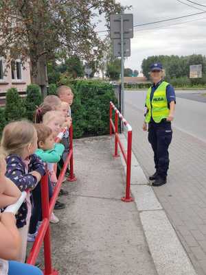 Uczniowie ćwiczą z policjantką przed przejściem dla pieszych