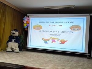 sierżant Pyrek czekający na uczniów szkoły
