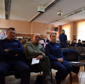 Policjanci ze Strażnikiem Leśnym oczekujący na wystąpienie