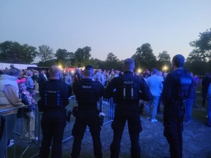 Policjanci stojący za sceną w trakcie zabezpieczenia imprezy masowej - 13 czerwca Koncert zespołu Łzy i Krzysztof Cugowski