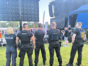 15 czerwca - Koncert zespołu Blue Cafe i Andrzej Piaseczny policjanci stojący przy scenie w trakcie zabezpieczenia imprezy masowej
