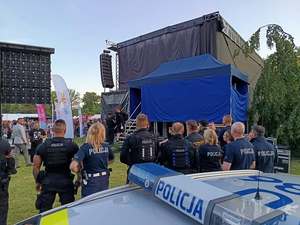 Policjanci w trakcie zabezpieczenia imprezy masowej - 14 czerwca - Koncert zespołu Miłosz Muzioł i Zespołu Wersow