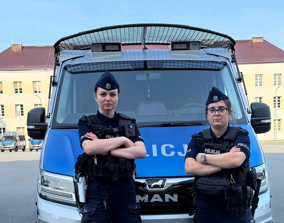 Dwie policjantki przy oznakowanym radiowozie od lewej post. Ewelina Magrel i post. Julia Smusz