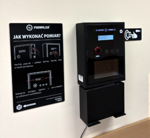 Na zdjęciu znajduje się urządzenie do badania stanu trzeźwości, które udostępnione jest w pomieszczeniu ogólnodostępnym złotowskiej jednostki