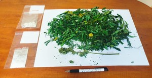 Zabezpieczone narkotyki w postaci marihuany i amfetaminy wyłożone na stole